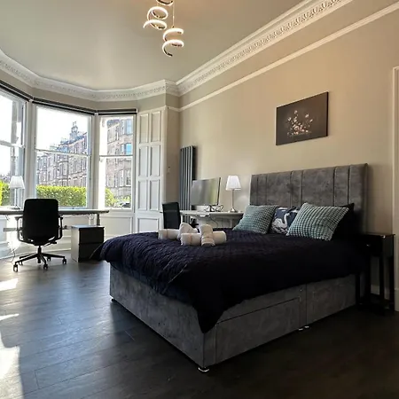 Stylish 3 Bed 2 Bath Ground Floor Main Door Flat In Marchmont * Эдинбург