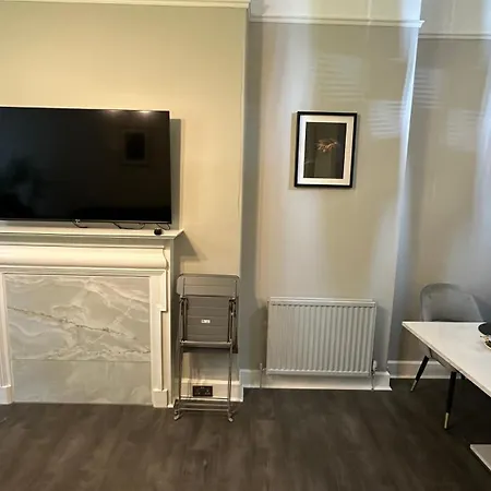Stylish 3 Bed 2 Bath Ground Floor Main Door Flat In Marchmont Эдинбург