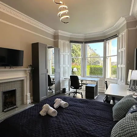 Stylish 3 Bed 2 Bath Ground Floor Main Door Flat In Marchmont Эдинбург