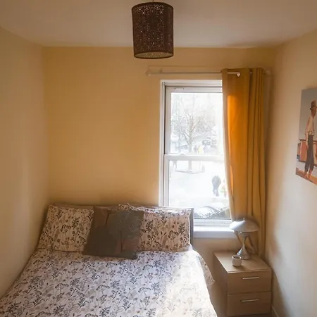 Three Bedrooms Flat In Old Town Edinburgh