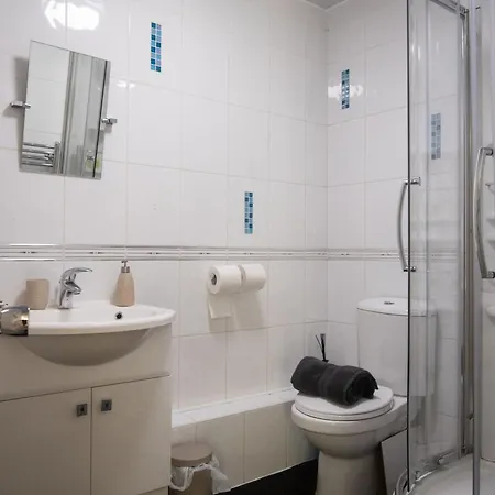 Three Bedrooms Flat In Old Town Edinburgh