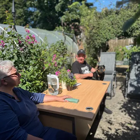 Charming 3 Bed , Private Budget , Free Street Parking , Fibre Optic Internet , Garden *