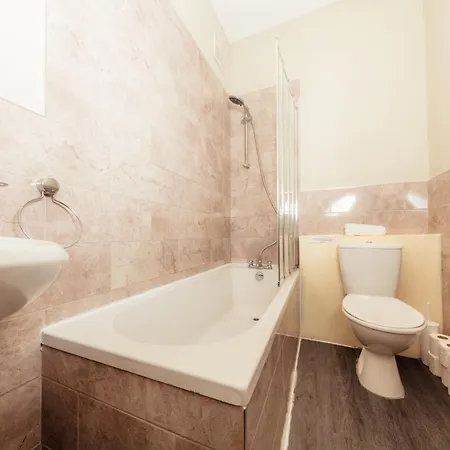 Bright & 4-bedroom Flat Near Calton Hill Apartment