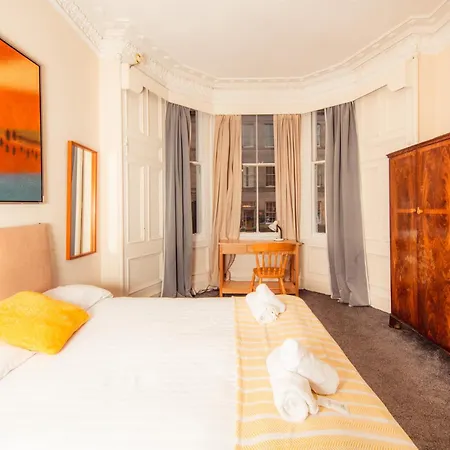 Bright & 4-bedroom Flat Near Calton Hill *