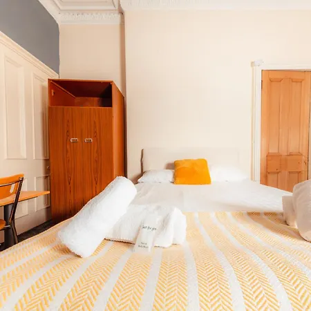 Bright & 4-bedroom Flat Near Calton Hill Apartment