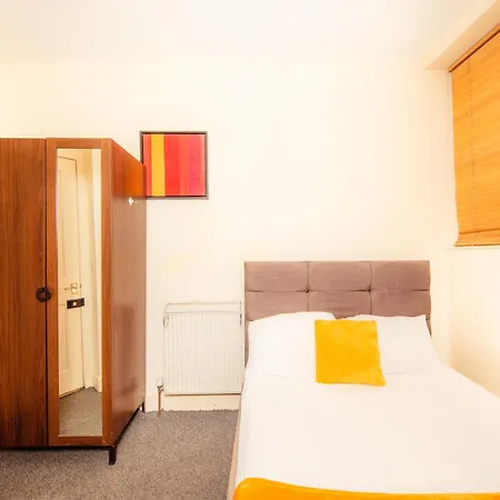 Bright & 4-bedroom Flat Near Calton Hill