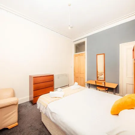 Bright & 4-bedroom Flat Near Calton Hill