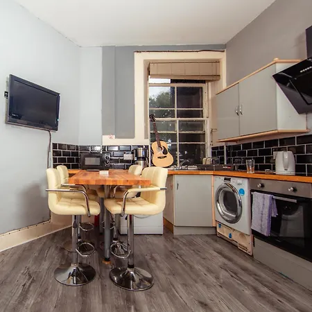 Bright & 4-bedroom Flat Near Calton Hill Apartment Edinburgh