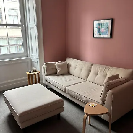 Modern One Bed Flat, Historic Old Town