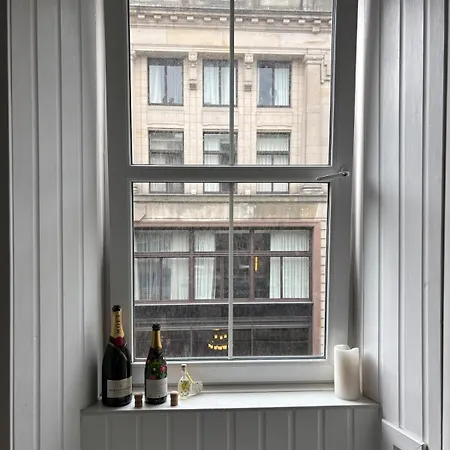 Modern One Bed Flat, Historic Old Town