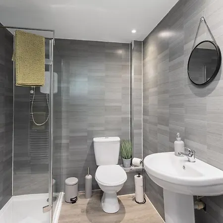 Sleek Canalside In Edimburgo