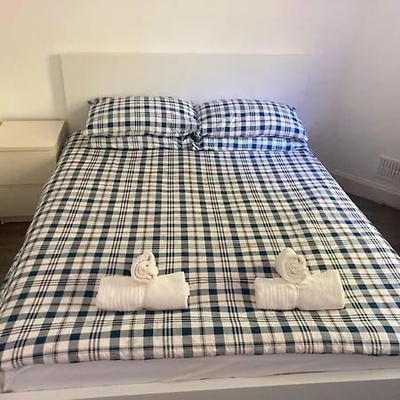 Double With Shared Bathroom منزل للإقامة *