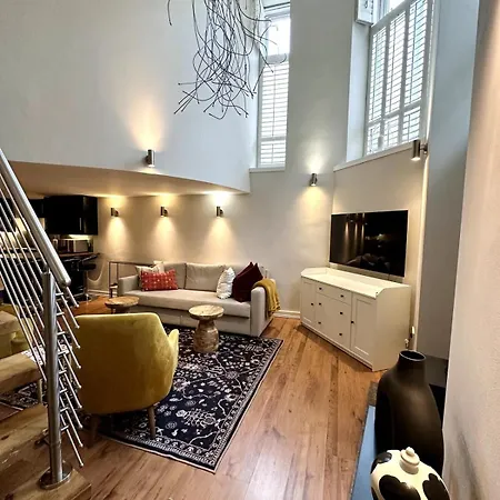 Stylish 2br - Walk To Attraction *