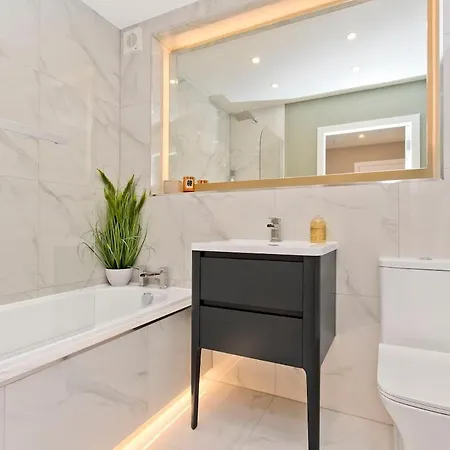 Modern 2 Bedroom With Parking *