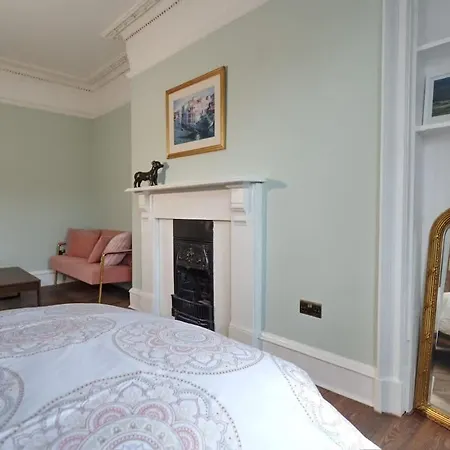 公寓 Stylish Top-floor Flat - Leith