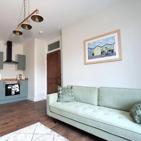 Stylish Top-floor Flat - Leith 아파트 *