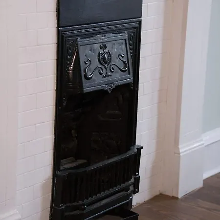 Stylish Top-floor Flat - Leith *