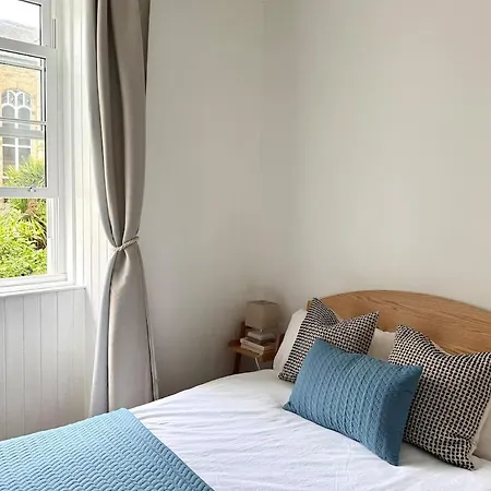 Quiet Garden View 2br Center Near Fringe *
