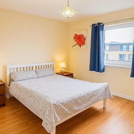 Modern 2br Flat With Ensuite, Balcony, Free Parking Apartment