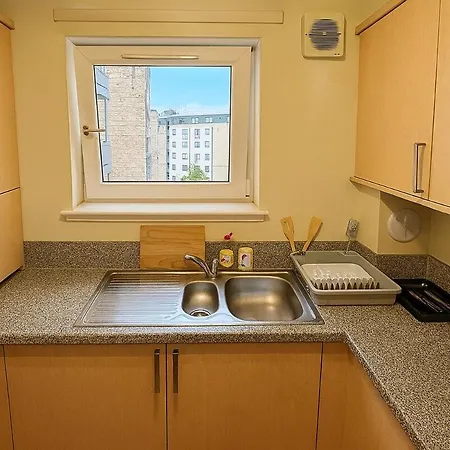 Modern 2br Flat With Ensuite, Balcony, Free Parking Apartment *