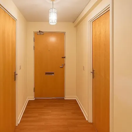 Modern 2br Flat With Ensuite, Balcony, Free Parking Apartment Edinburgh