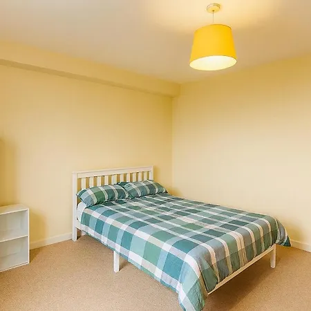 Modern 2br Flat With Ensuite, Balcony, Free Parking *
