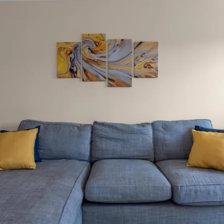2 Bedroom In Haymarket, Edinburgh, With Free Parking *