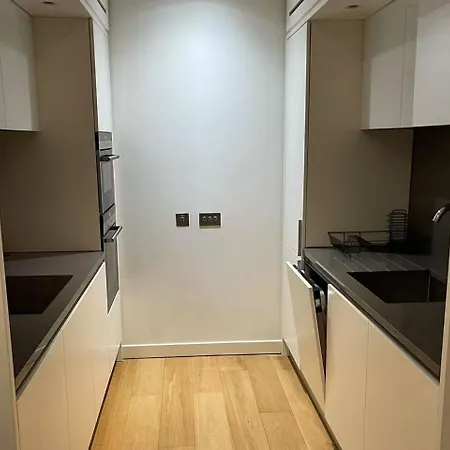Large Modern 1-bed
