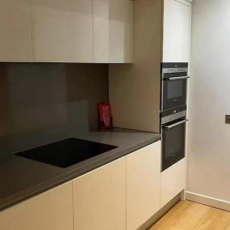 Large Modern 1-bed
