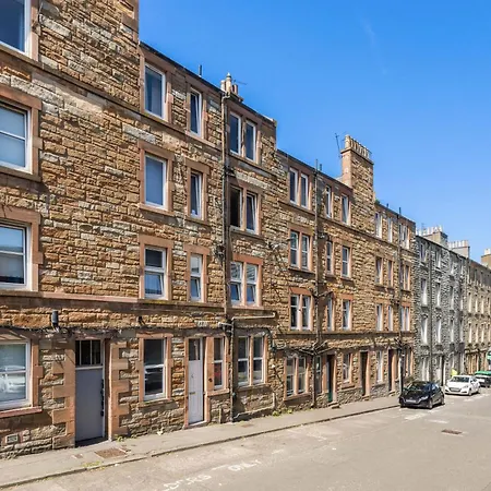 Sleek Canalside In Apartment
