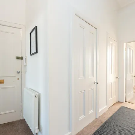 Cosy 2-bedroom Flat Close To Centre Appartement *