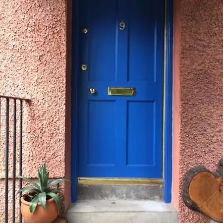Castleview And Secret Garden Apartment