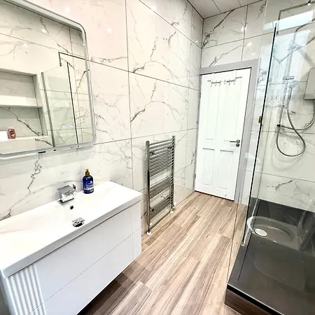 The Handy Hub Luxury Victorian - Fast Wifi &