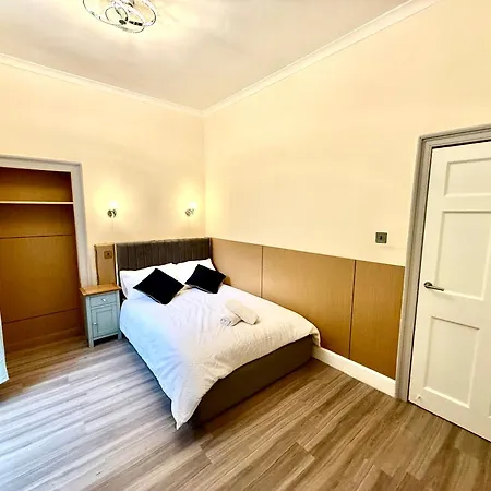 The Handy Hub Luxury Victorian - Fast Wifi &