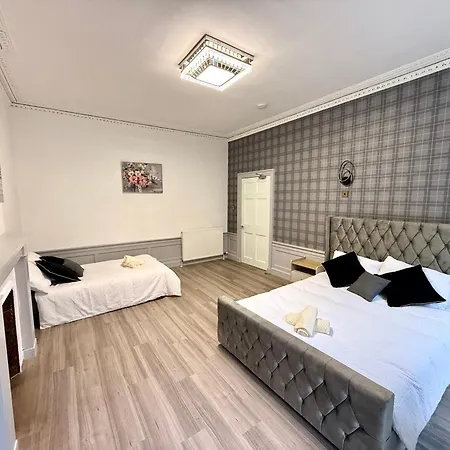 The Handy Hub Luxury Victorian - Fast Wifi & Apartment