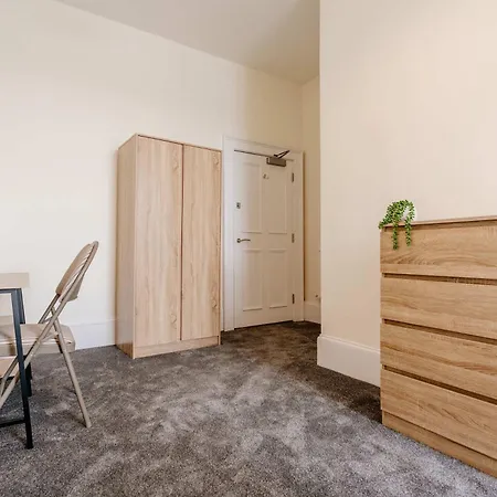 Huge 8b Centre Stay-16 Groups Edinburgh