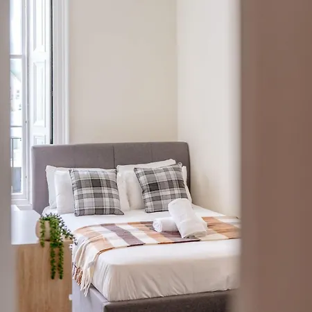 Huge 8b Centre Stay-16 Groups * Edinburgh