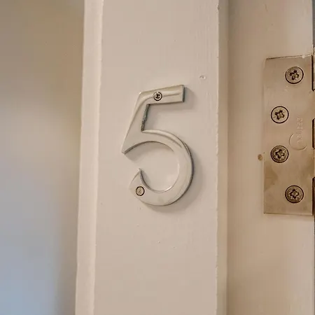 Huge 8b Centre Stay-16 Groups *