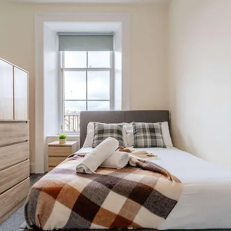Huge 8b Centre Stay-16 Groups Edinburgh