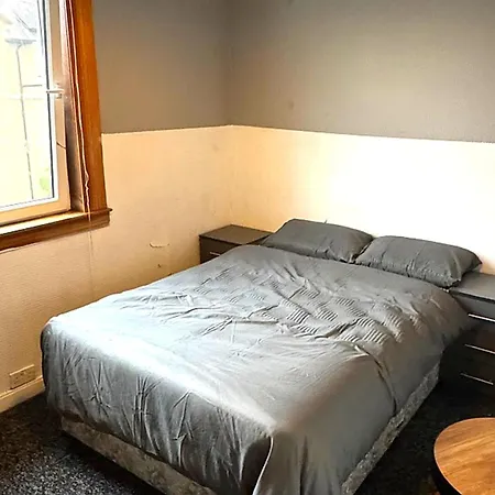Modern 2 Bedroom With Private Garden In