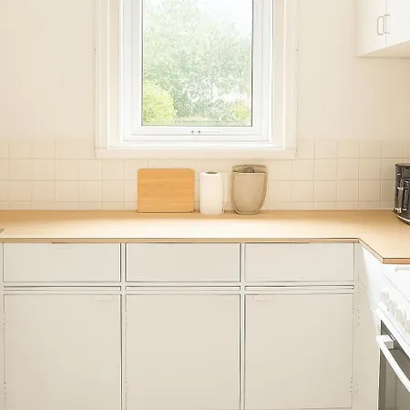 Modern 2 Bedroom With Private Garden In Edinburgh