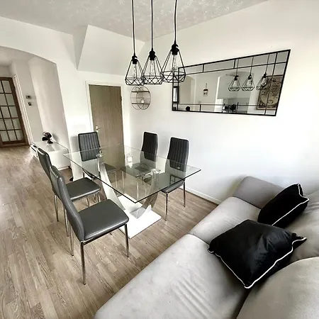 Holiday home Kings Meadows Luxury - Free Parking And Superfast Wifi