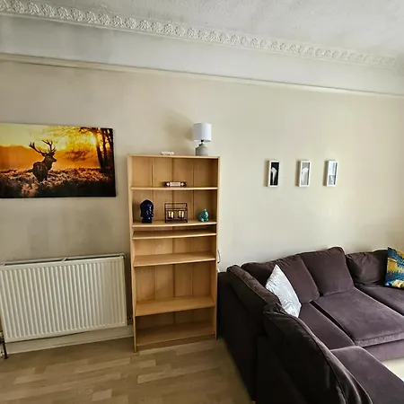 Charming 2bd Flat 10 Minutes To Castle Apartment *