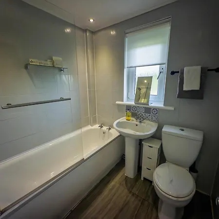 Two Bd House With Private Parking * Edinburgh