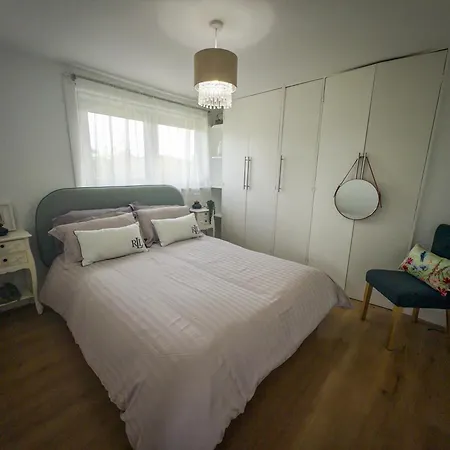 Two Bd House With Private Parking