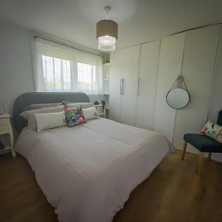 Апартаменты Two Bd House With Private Parking *