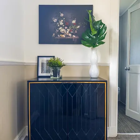 Two Bd House With Private Parking *