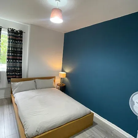 3 Bed With Free Parking Lägenhet *