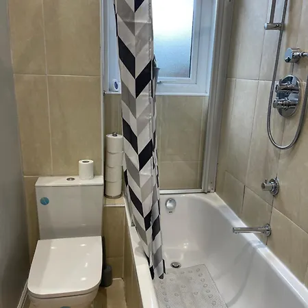 Entire Victorian House 2br - 4 Guests Apartment *