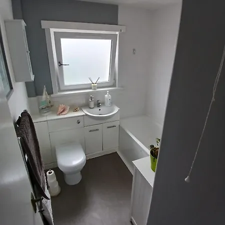 民宿 Botanical Hideaway-Room In Shared Home With One Female And A Cat 爱丁堡